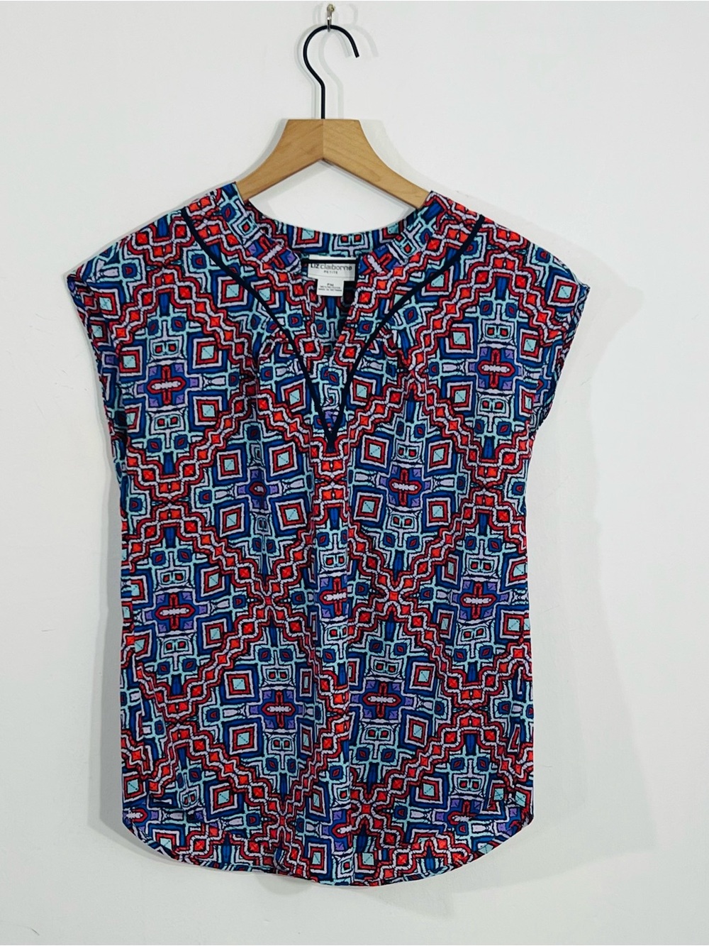 Liz Claiborne Petite PM Sleeveless V-Neck Geometric Blouse Polyester Pullover